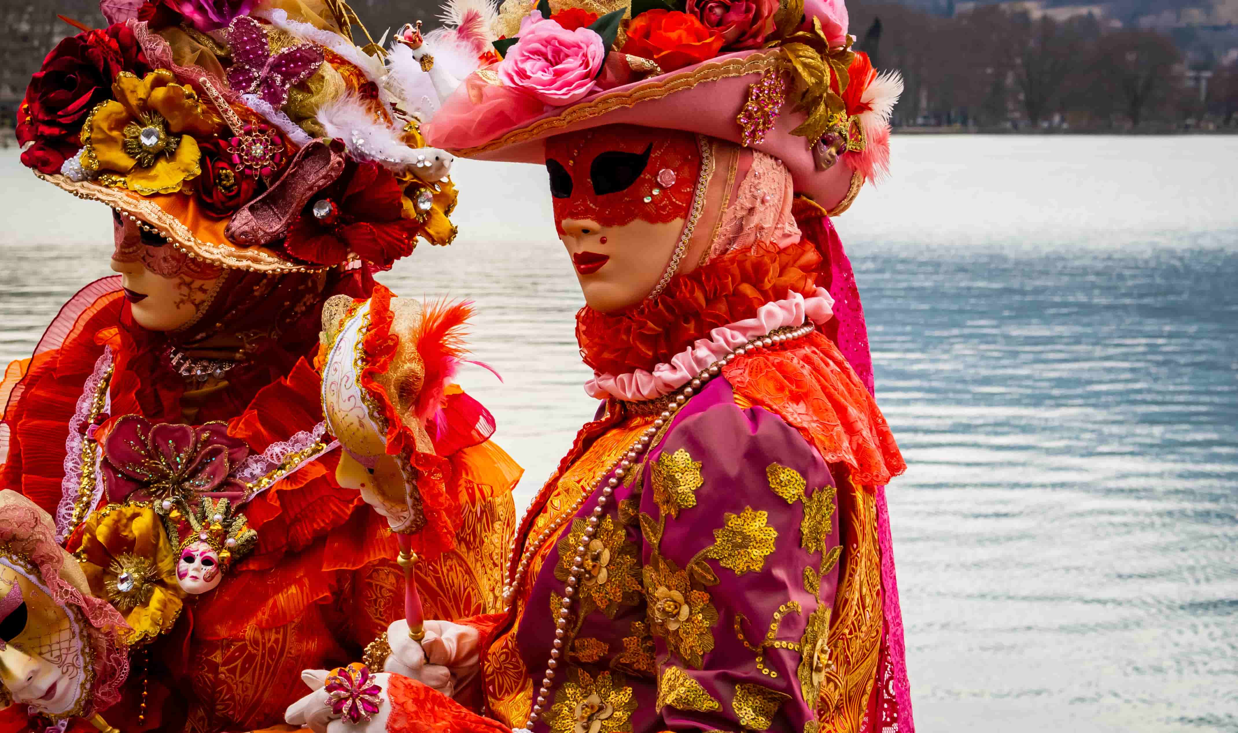 Deux personnes déguisées à l'occasion du Carnaval vénitien d'Annecy dans les traditionnels déguisements