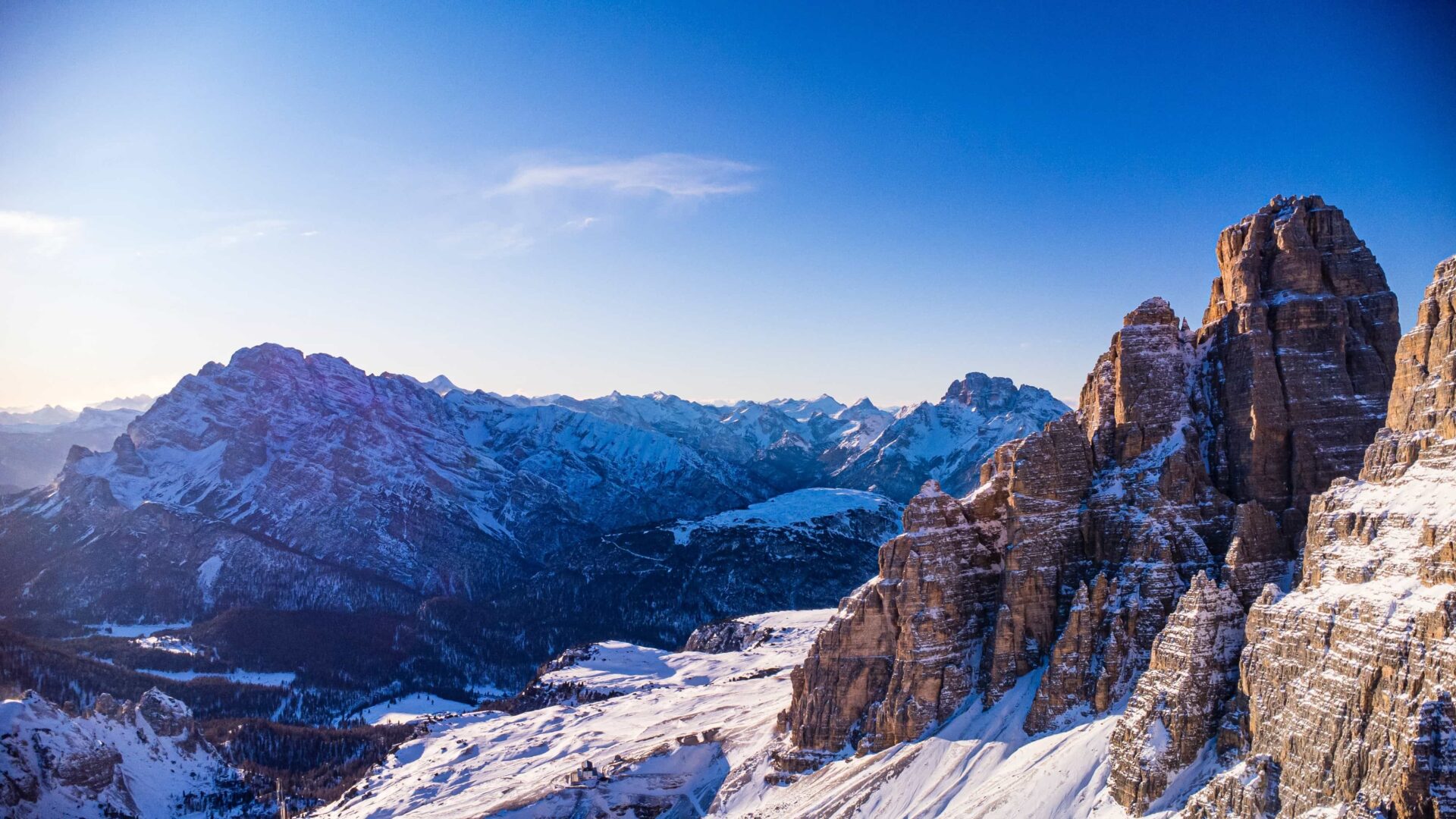 Panorama des Dolomites enneigées, en Italie.