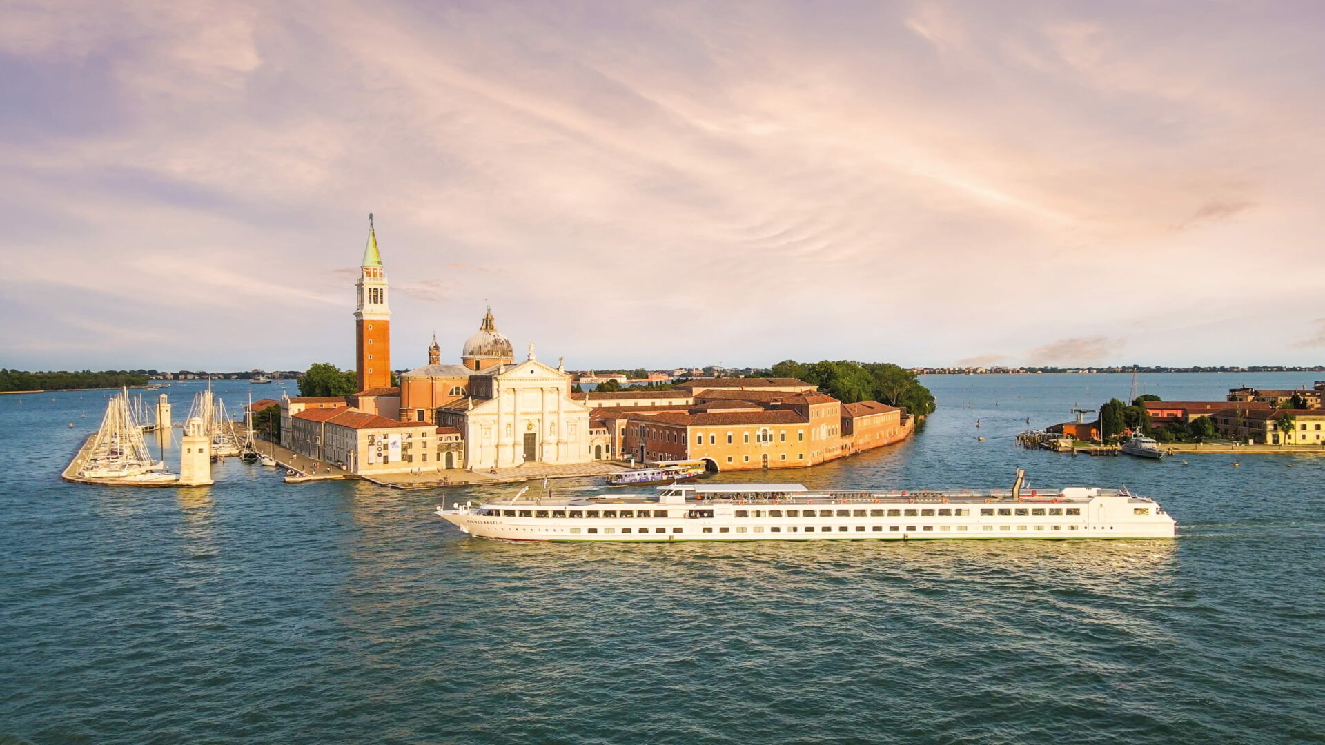 Bateau de croisière MS Michelangelo qui navigue à Venise