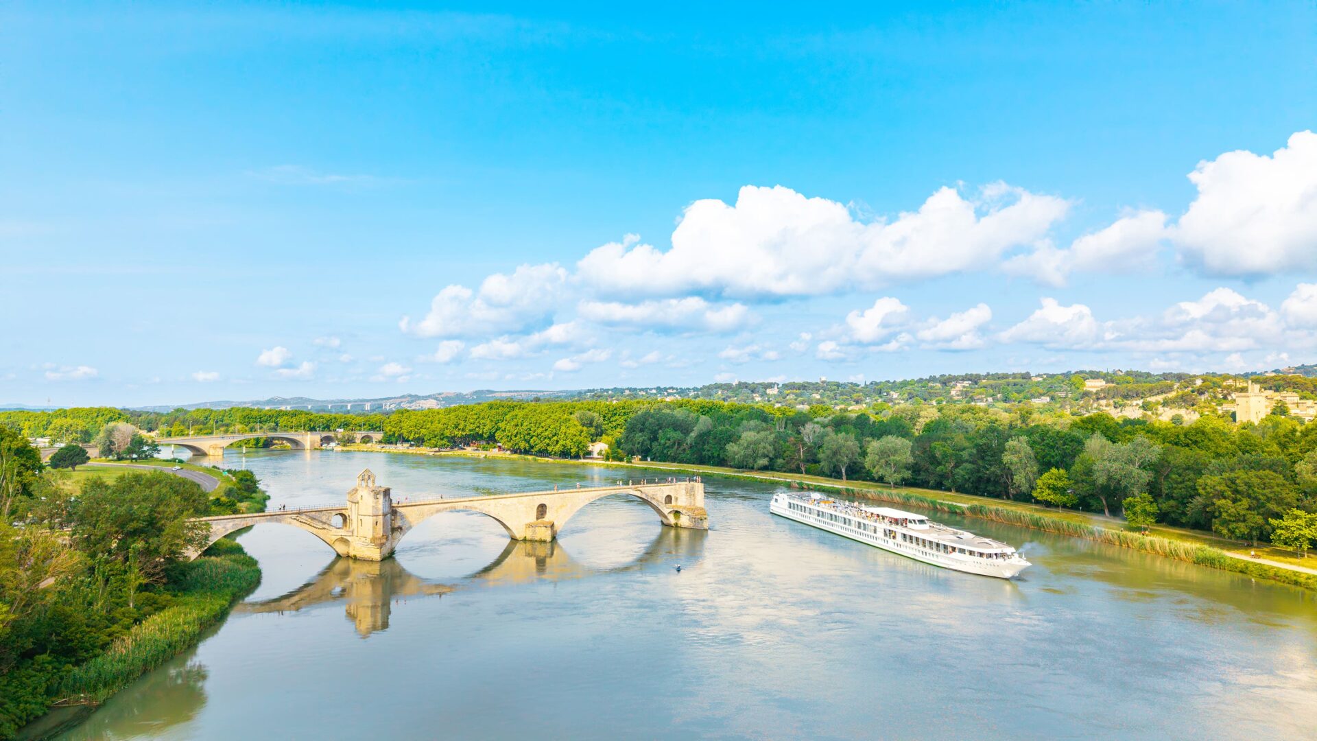 Bateau de croisière MS Van Gogh qui navigue sous le pont Saint Benezet à Avignon