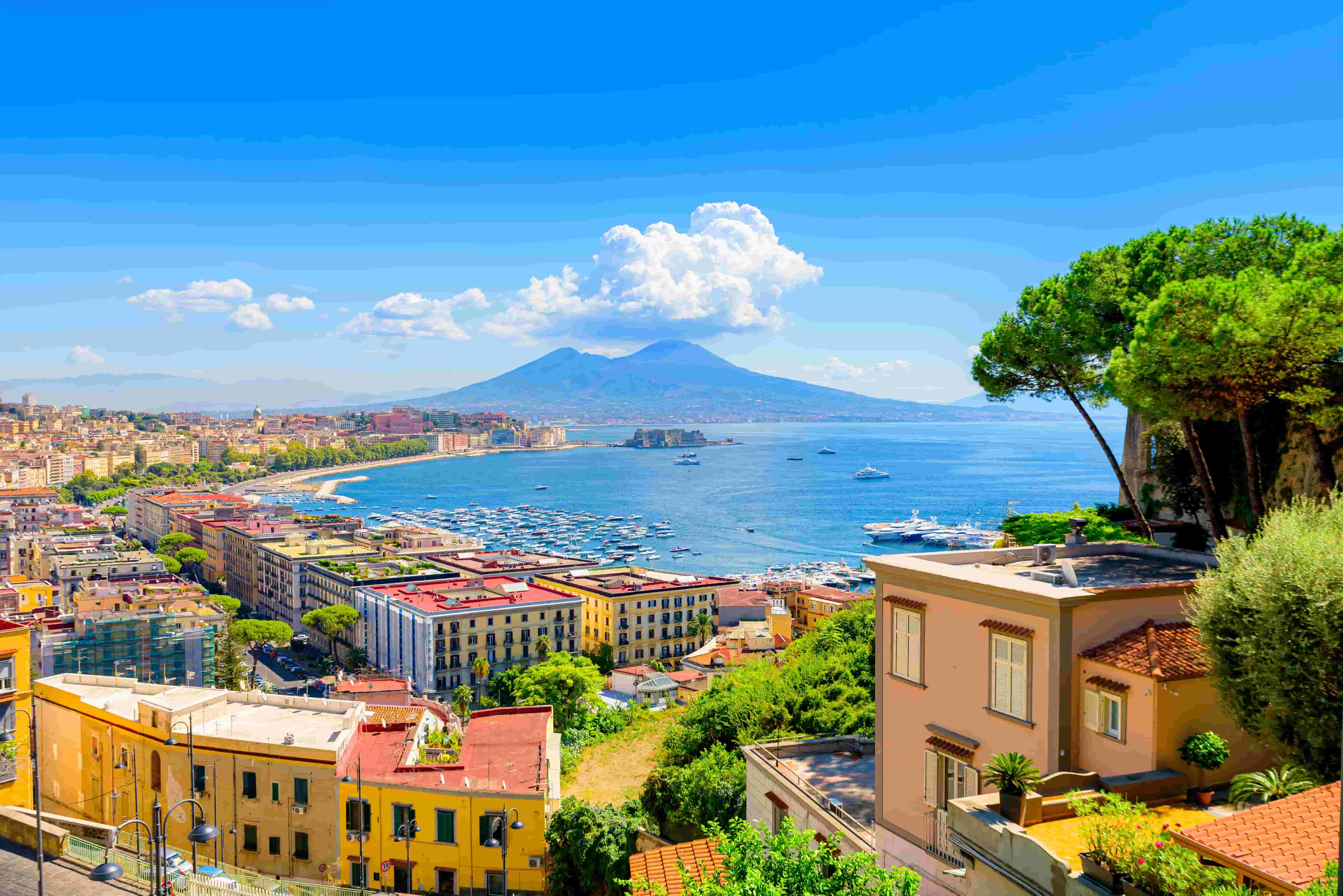 Naples, Italie vue de haut de la ville et la mer
