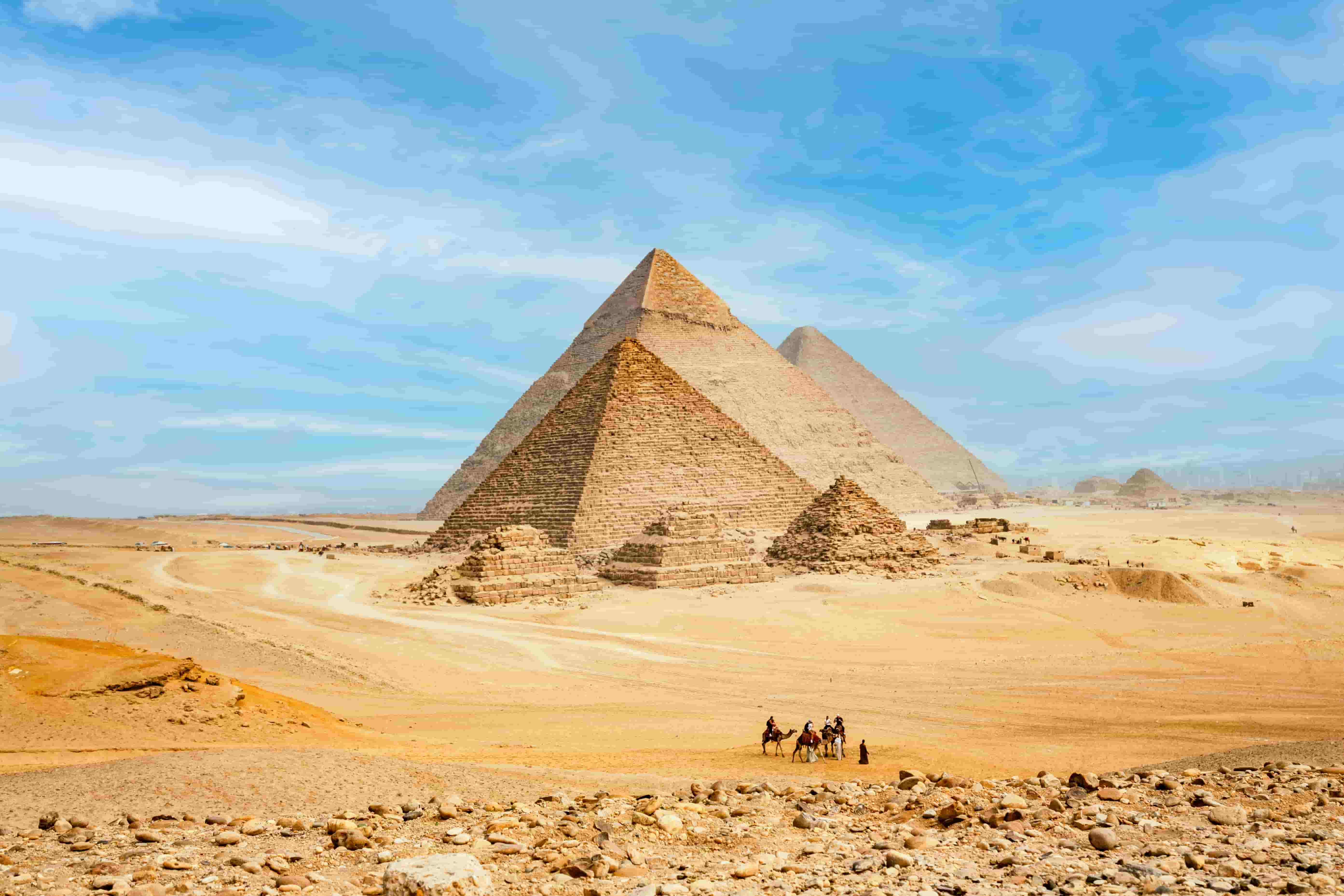 Pyramide du Plateau Gizeh en plein désert