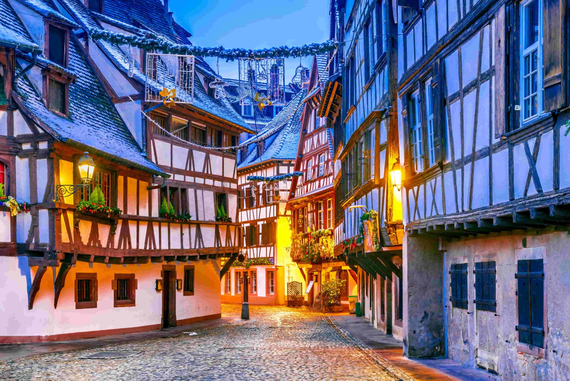 Rue de Strasbourg en hiver la nuit.